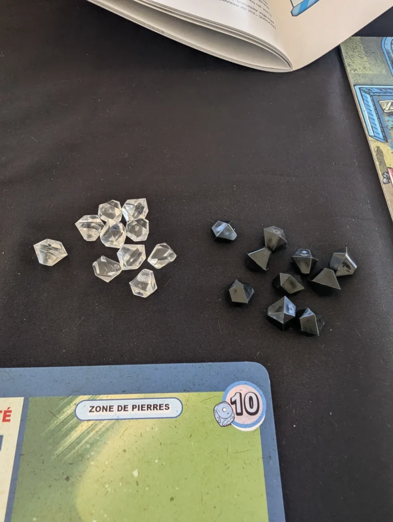 Pierres noires et pierres blanches du jeu Expédition Ithaque